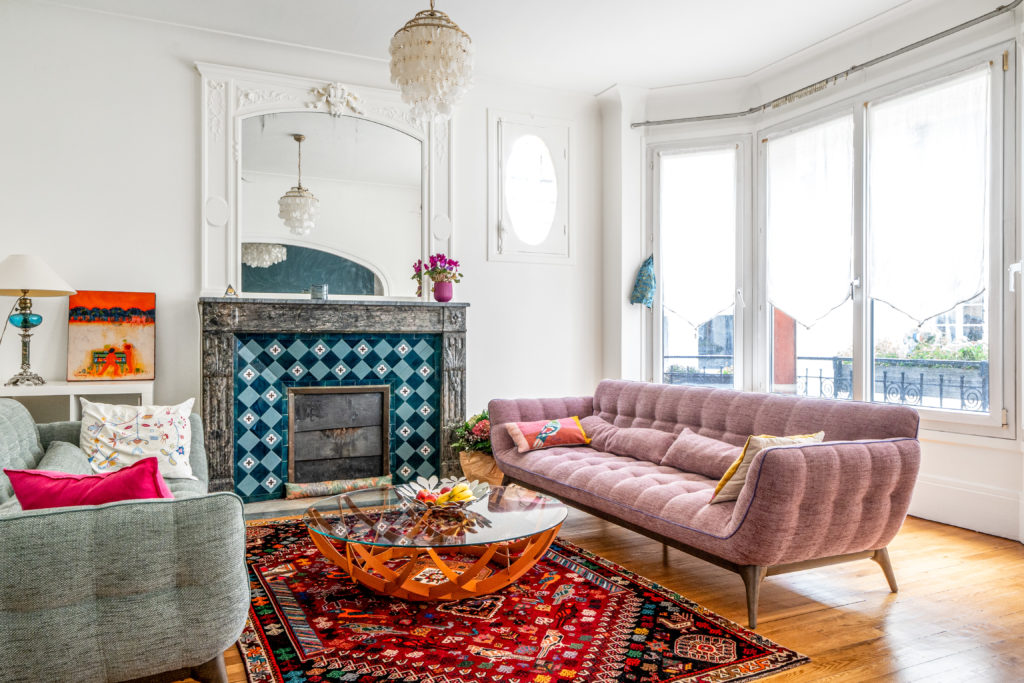 Salon avec cheminée dans une maison rénovée par Sangara architecte d'intérieur