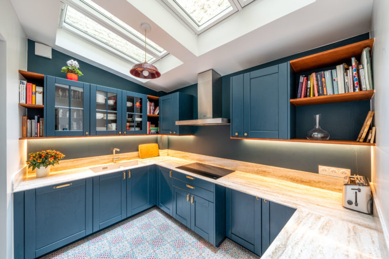 Cuisine dans extension avec verrière en toiture projet par Sangara architecte d'intérieur à Paris 14