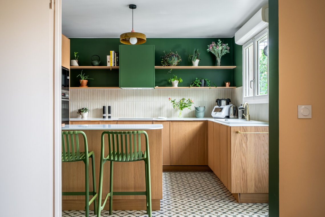 Cuisine vert et bois par Sangara Architecte d'intérieur Paris Rénovation d'un appartement à Paris