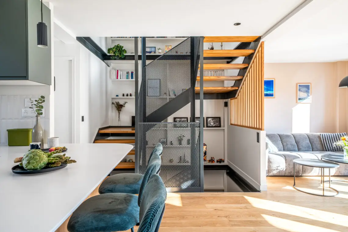 L'espace de vie avec escalier métal et bois, claustra en bois dans maison rénovation à Paris par Sangara architecte d'intérieur à Paris